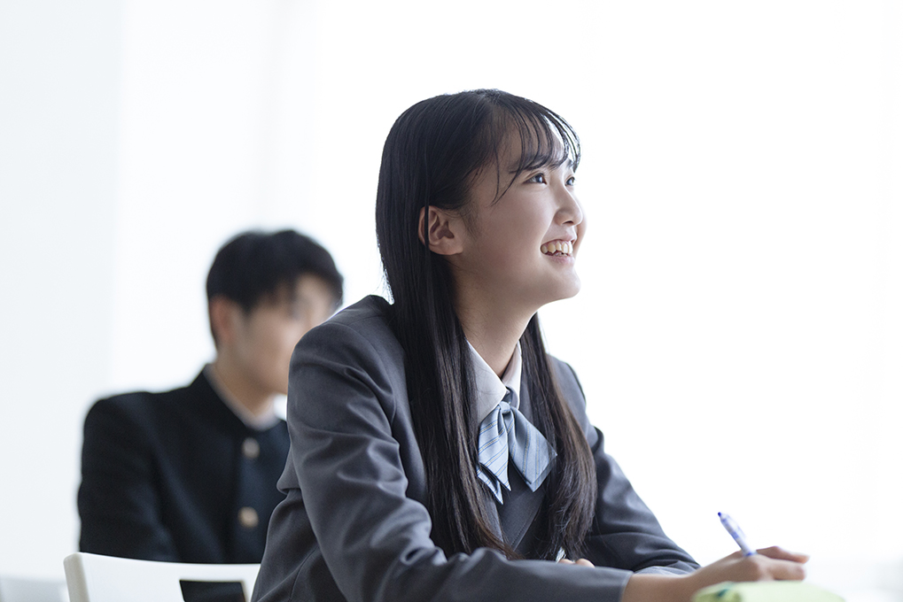 英語長文解速講座を受講する女子中学生
